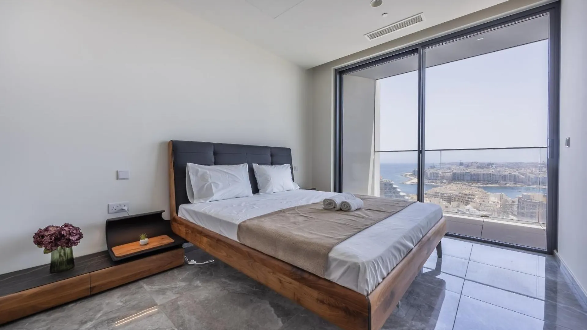 Vista Suites In Apartment In Mercury Towers St. Julian's